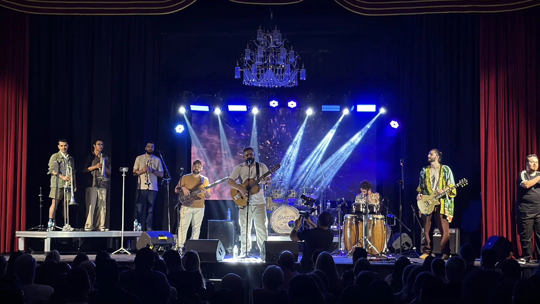 Palco da Banzzai com feixes de luz azul sobre a banda